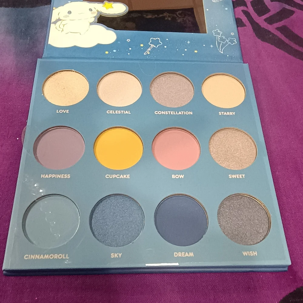 🍀Host Pick🍀🆕 Hot Topic Cinnamoroll Eyeshadow & Highlighter Palette - Picture 4 of 5